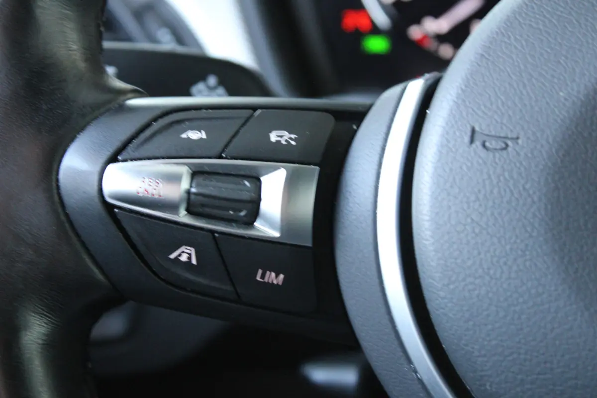 sDrive20i High Executive M-sport | M-Sport | Alcantara bekleding | Elektrische achterklep | Adaptieve cruise control |