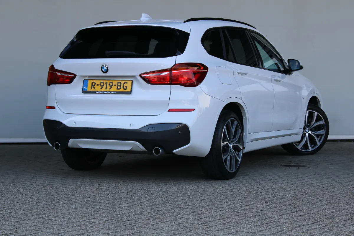sDrive20i High Executive M-sport | M-Sport | Alcantara bekleding | Elektrische achterklep | Adaptieve cruise control |