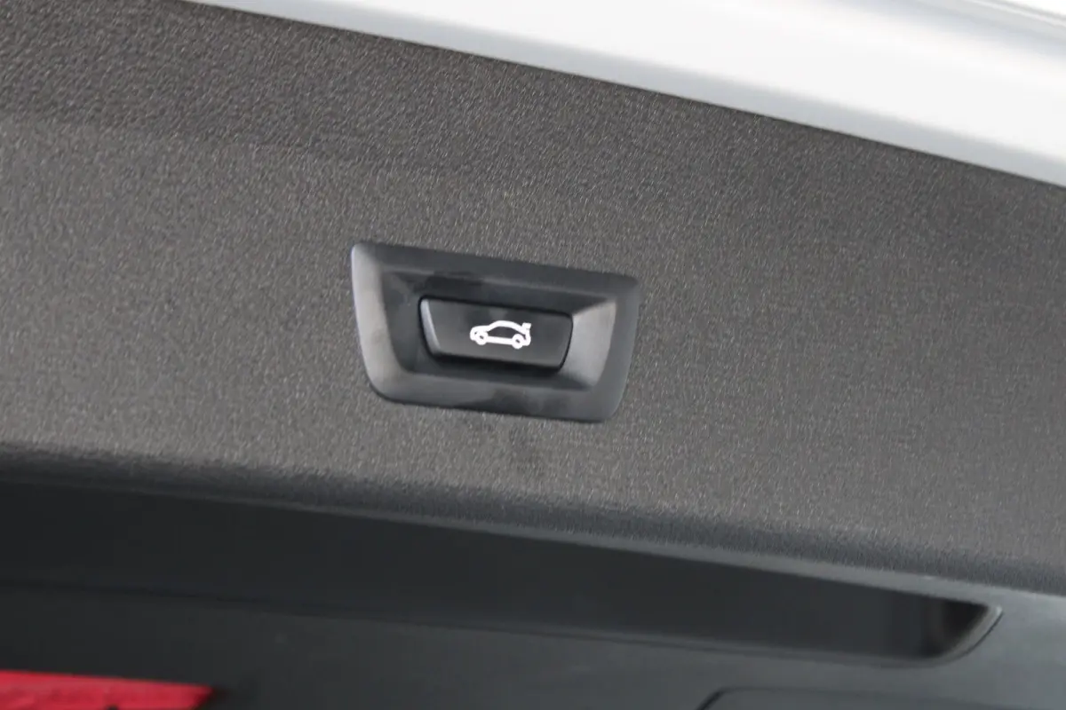 sDrive20i High Executive M-sport | M-Sport | Alcantara bekleding | Elektrische achterklep | Adaptieve cruise control |