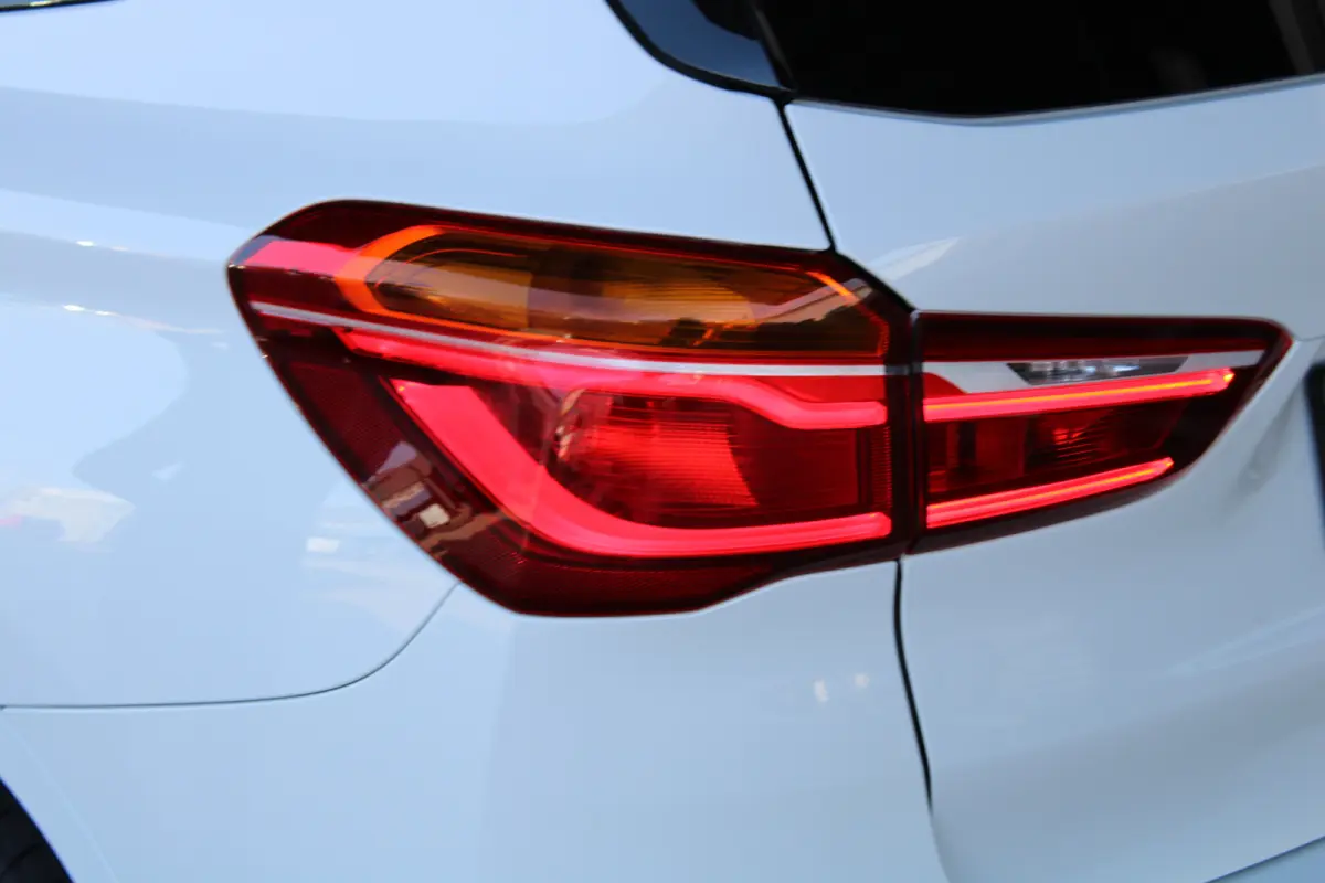 sDrive20i High Executive M-sport | M-Sport | Alcantara bekleding | Elektrische achterklep | Adaptieve cruise control |