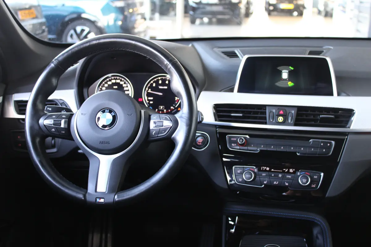 sDrive20i High Executive M-sport | M-Sport | Alcantara bekleding | Elektrische achterklep | Adaptieve cruise control |