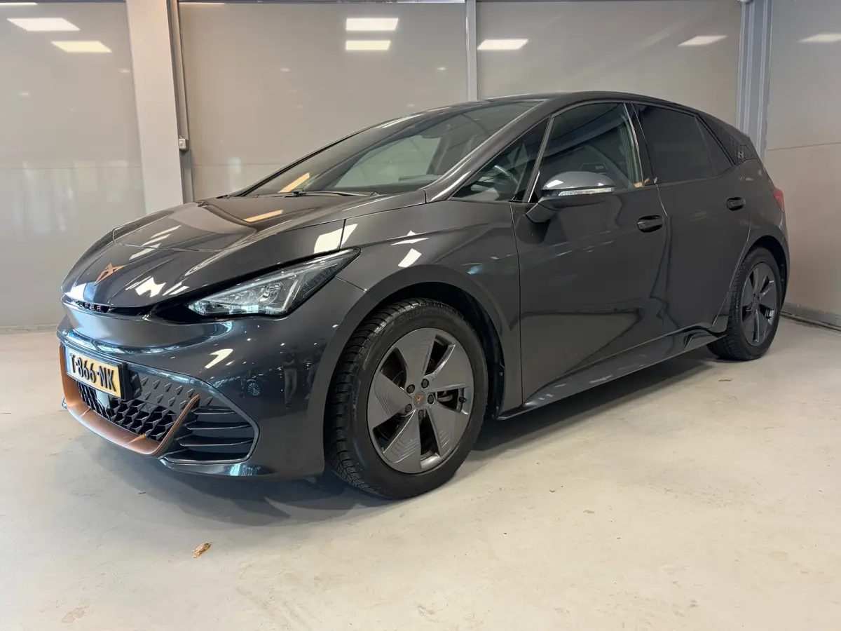 Essential 62 kWh | LED | CAR PLAY | 18" LM VELGEN | SOH 92% |