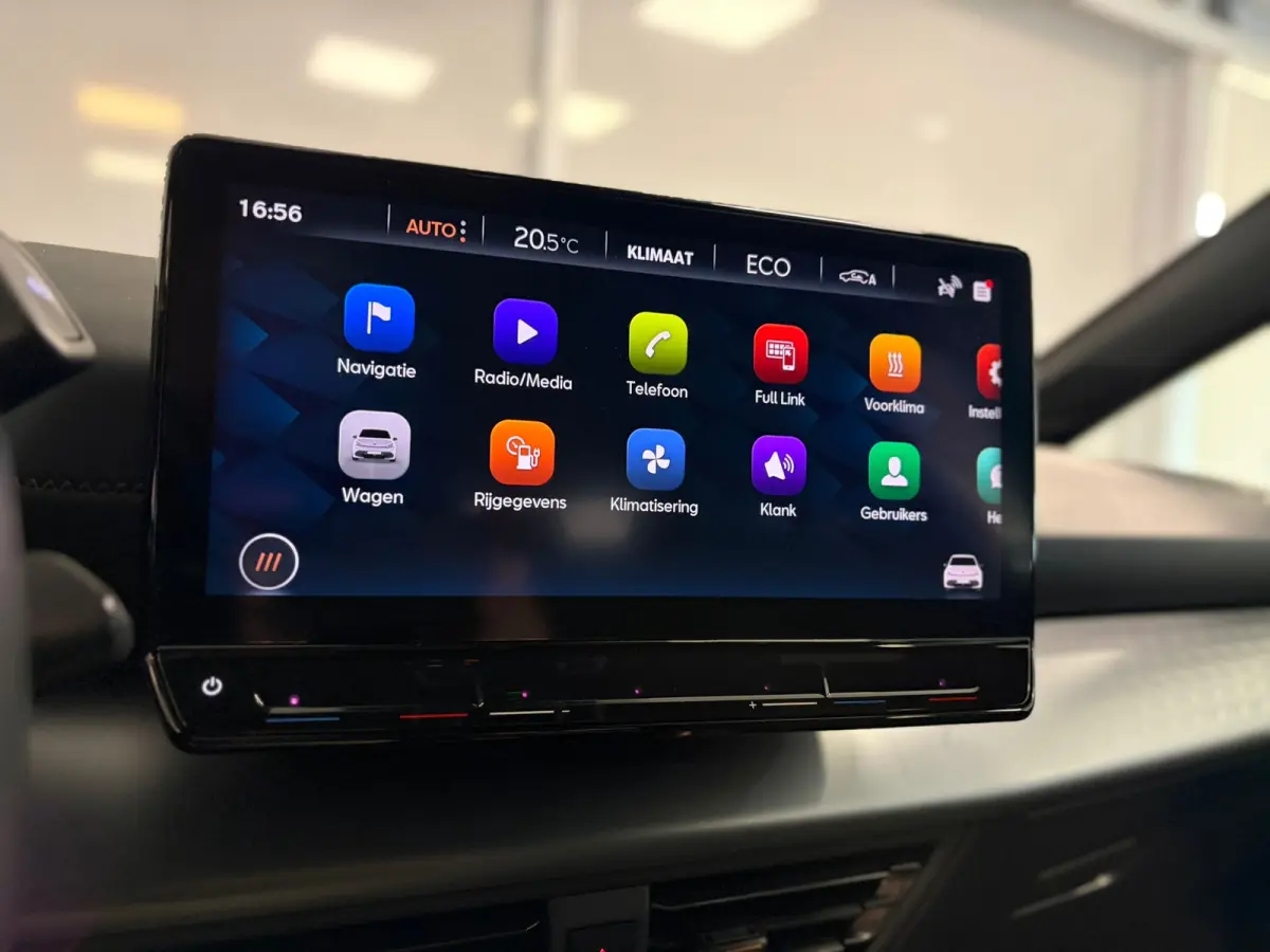 Essential 62 kWh | LED | CAR PLAY | 18" LM VELGEN | SOH 92% |