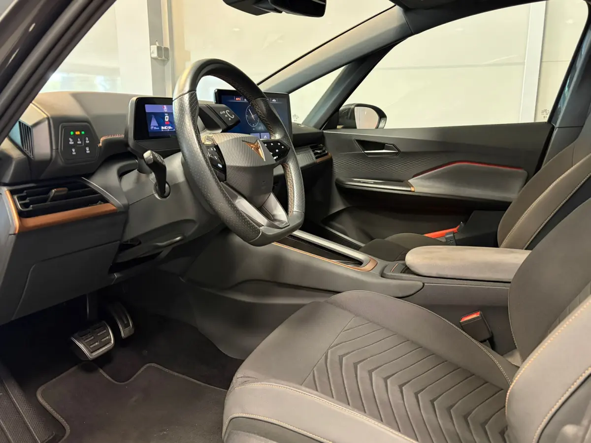 Essential 62 kWh | LED | CAR PLAY | 18" LM VELGEN | SOH 92% |