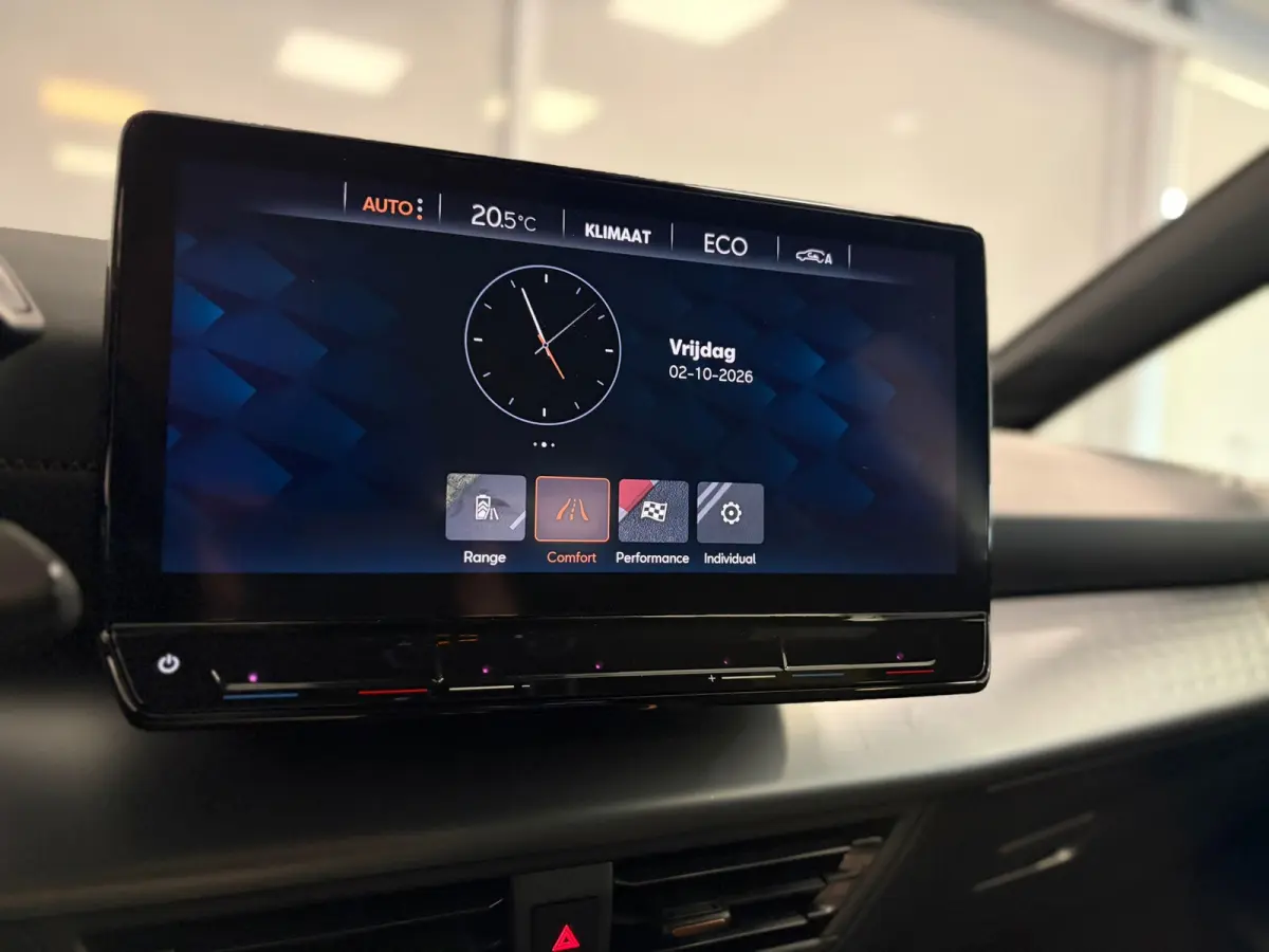 Essential 62 kWh | LED | CAR PLAY | 18" LM VELGEN | SOH 92% |