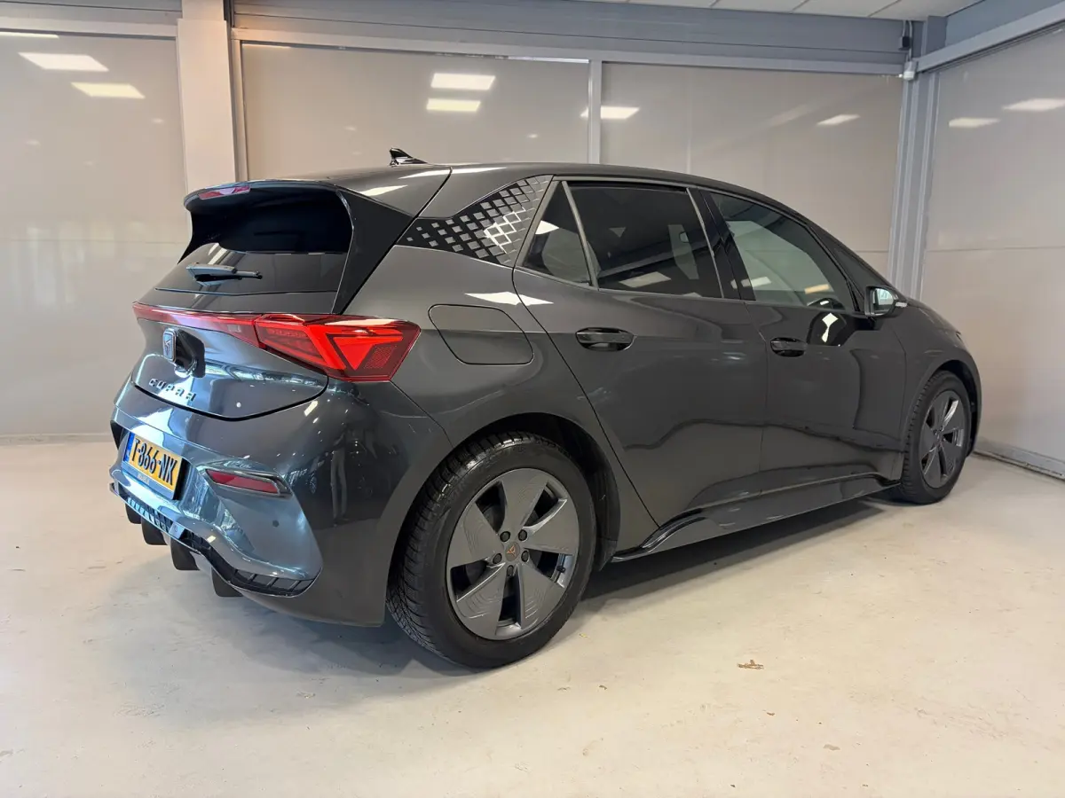 Essential 62 kWh | LED | CAR PLAY | 18" LM VELGEN | SOH 92% |