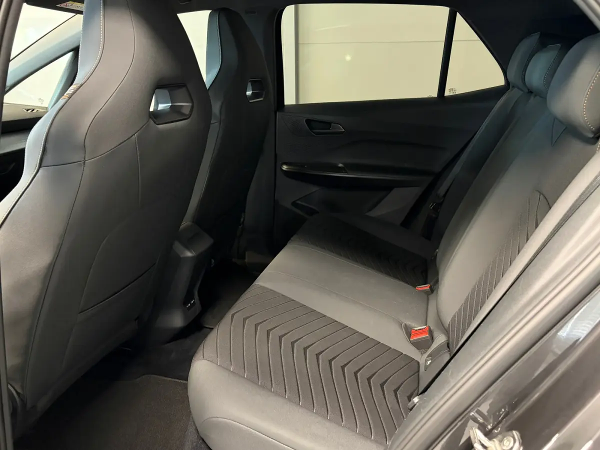 Essential 62 kWh | LED | CAR PLAY | 18" LM VELGEN | SOH 92% |