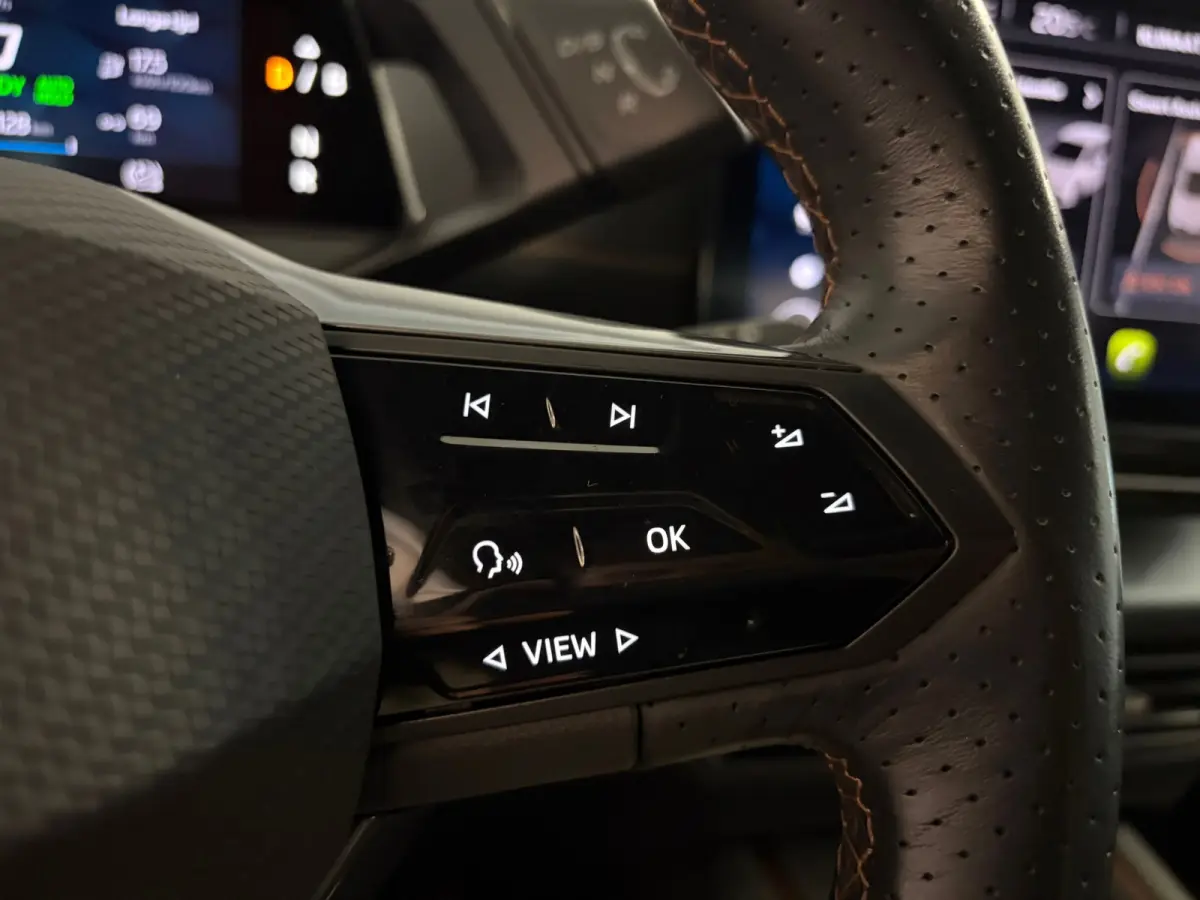 Essential 62 kWh | LED | CAR PLAY | 18" LM VELGEN | SOH 92% |