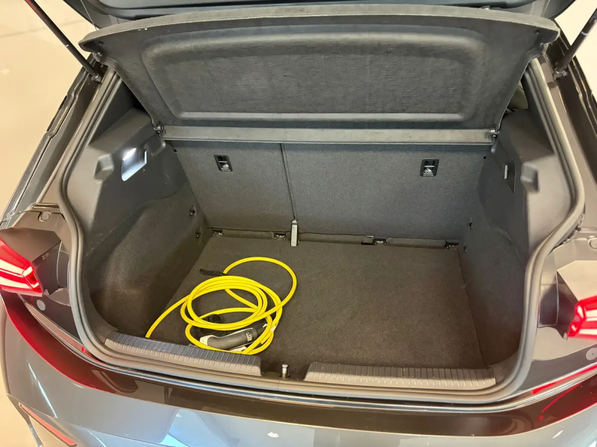Essential 62 kWh | LED | CAR PLAY | 18" LM VELGEN | SOH 92% |