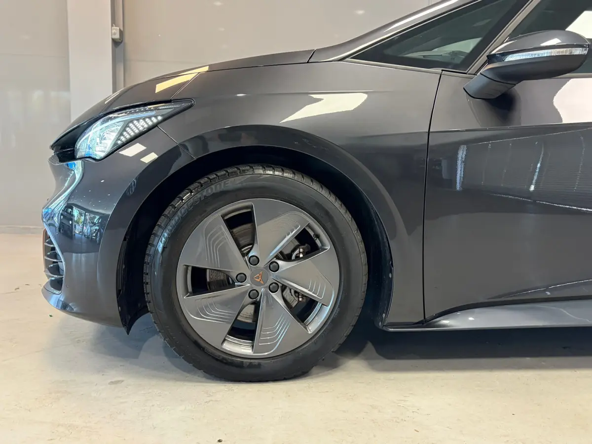Essential 62 kWh | LED | CAR PLAY | 18" LM VELGEN | SOH 92% |
