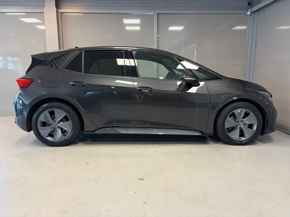 Essential 62 kWh | LED | CAR PLAY | 18" LM VELGEN | SOH 92% |