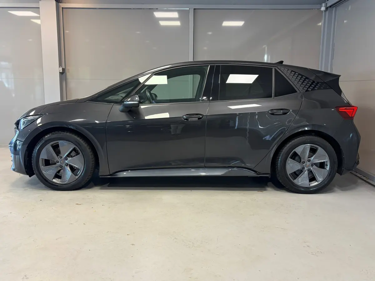 Essential 62 kWh | LED | CAR PLAY | 18" LM VELGEN | SOH 92% |