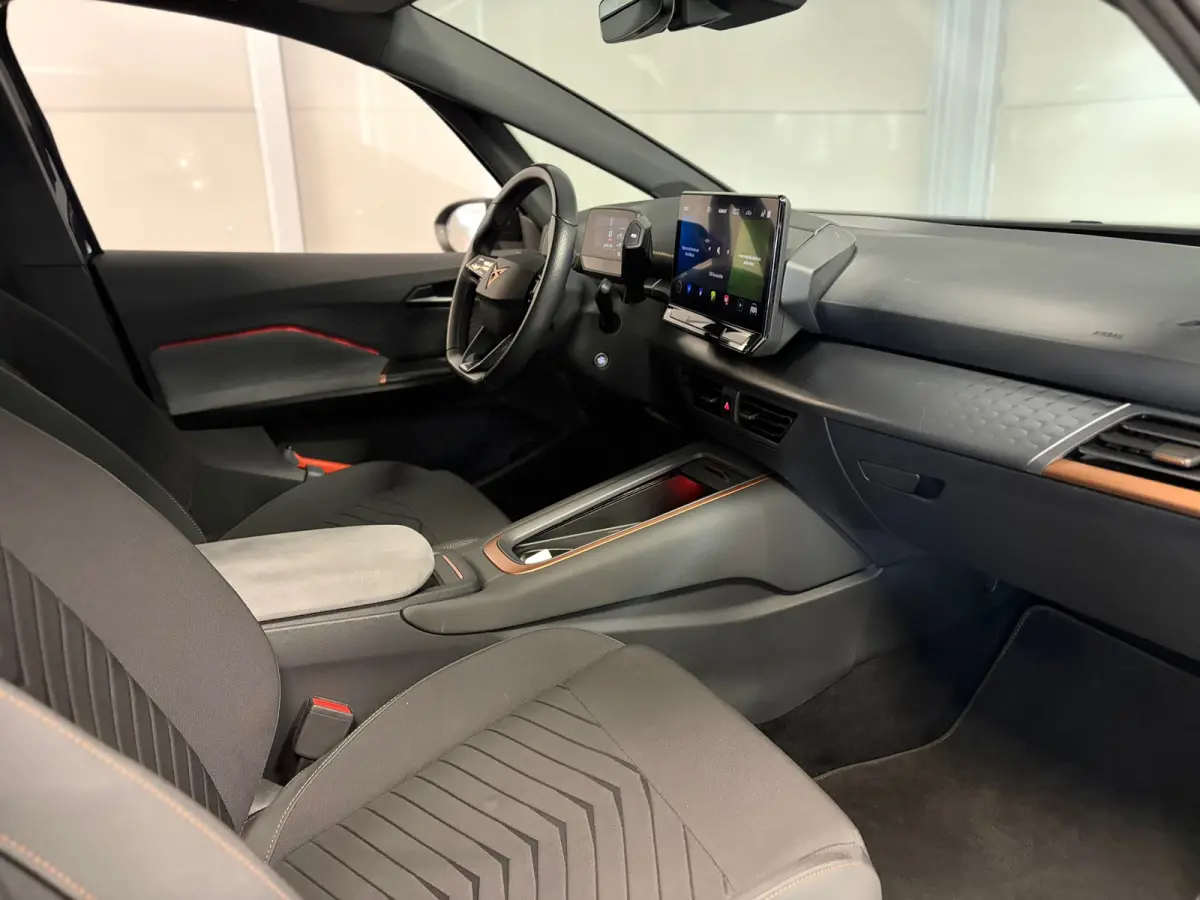 Essential 62 kWh | LED | CAR PLAY | 18" LM VELGEN | SOH 92% |