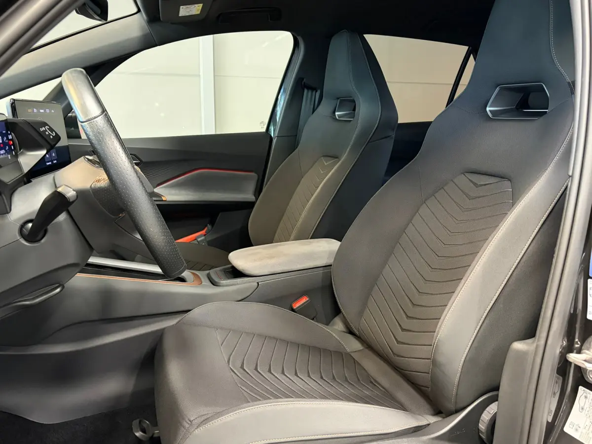 Essential 62 kWh | LED | CAR PLAY | 18" LM VELGEN | SOH 92% |