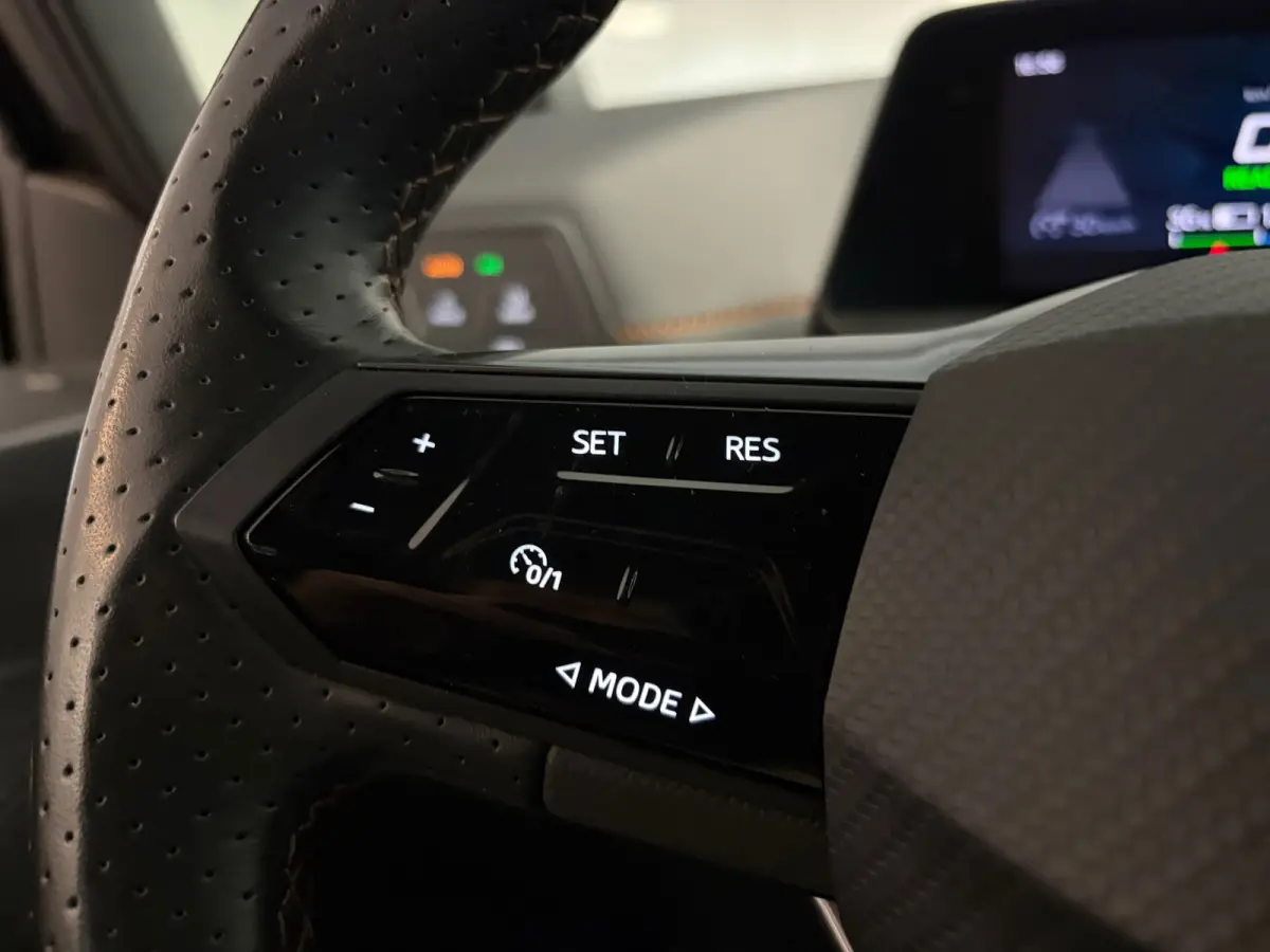 Essential 62 kWh | LED | CAR PLAY | 18" LM VELGEN | SOH 92% |