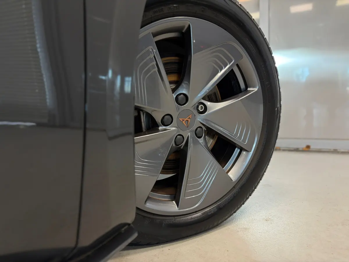 Essential 62 kWh | LED | CAR PLAY | 18" LM VELGEN | SOH 92% |