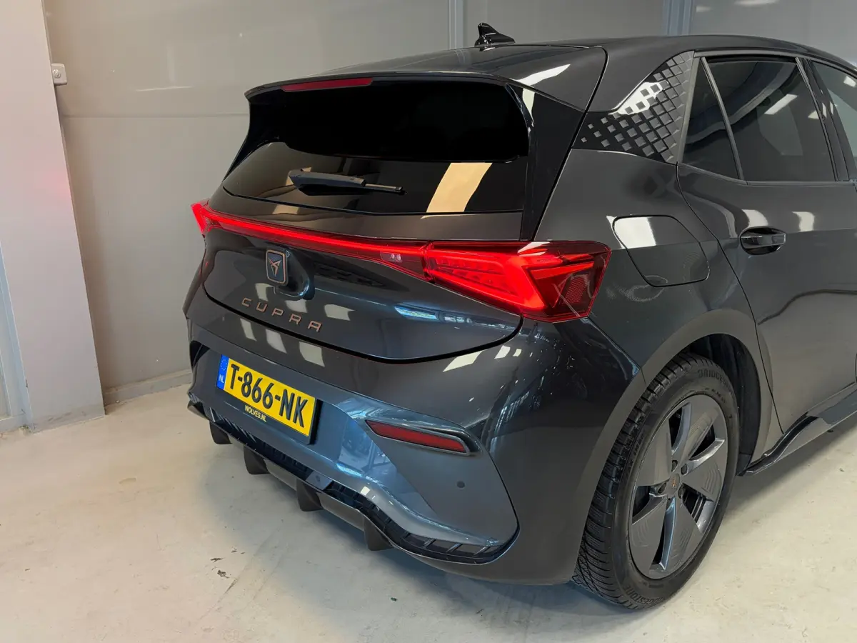 Essential 62 kWh | LED | CAR PLAY | 18" LM VELGEN | SOH 92% |