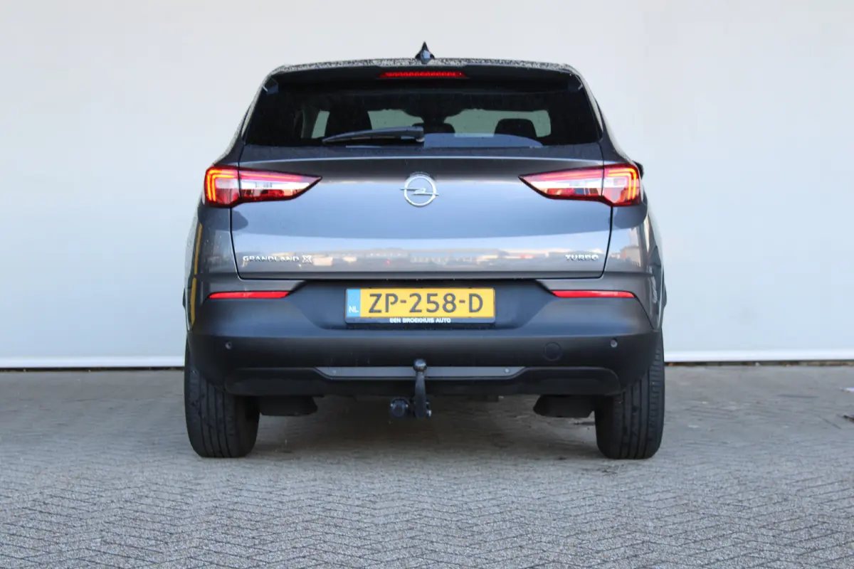 1.2 Turbo 120 Jaar Edition | Panoramadak | Navigatiesysteem | Trekhaak | Climate control | Cruise control |