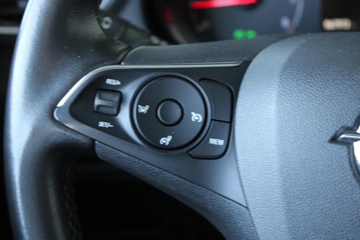 1.2 Turbo 120 Jaar Edition | Panoramadak | Navigatiesysteem | Trekhaak | Climate control | Cruise control |