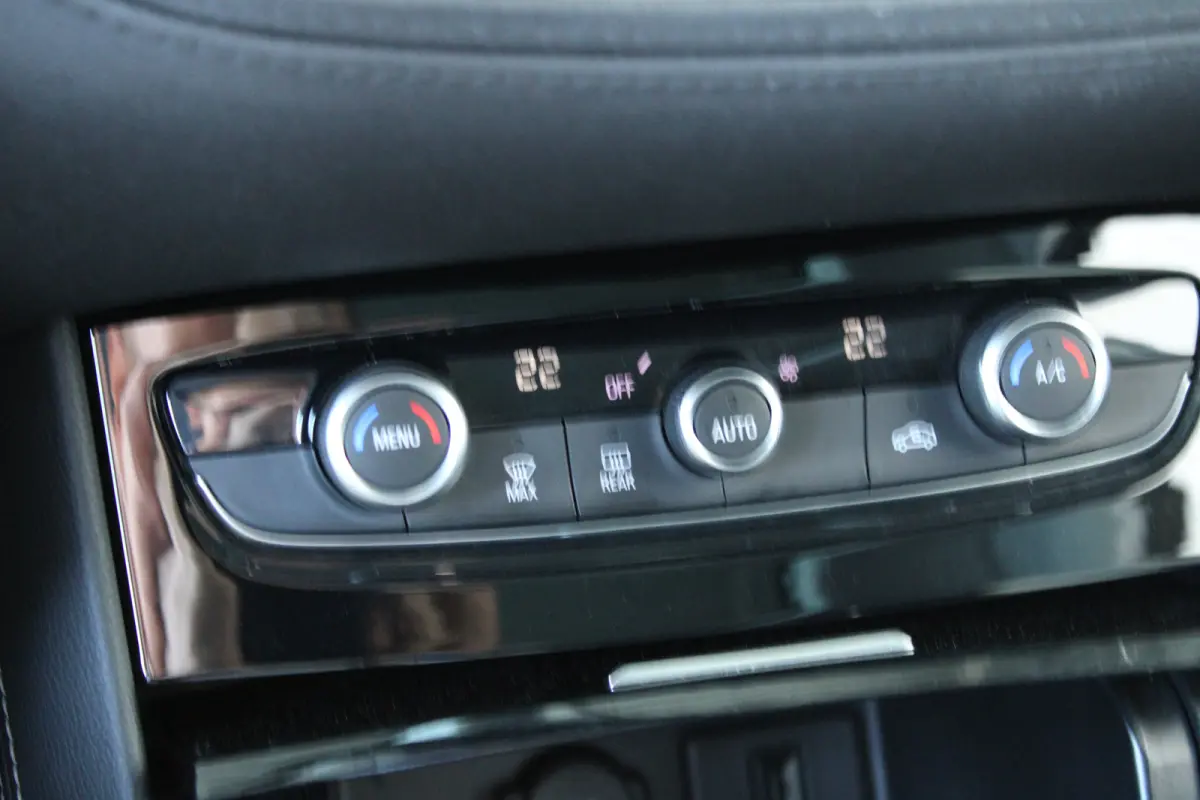 1.2 Turbo 120 Jaar Edition | Panoramadak | Navigatiesysteem | Trekhaak | Climate control | Cruise control |