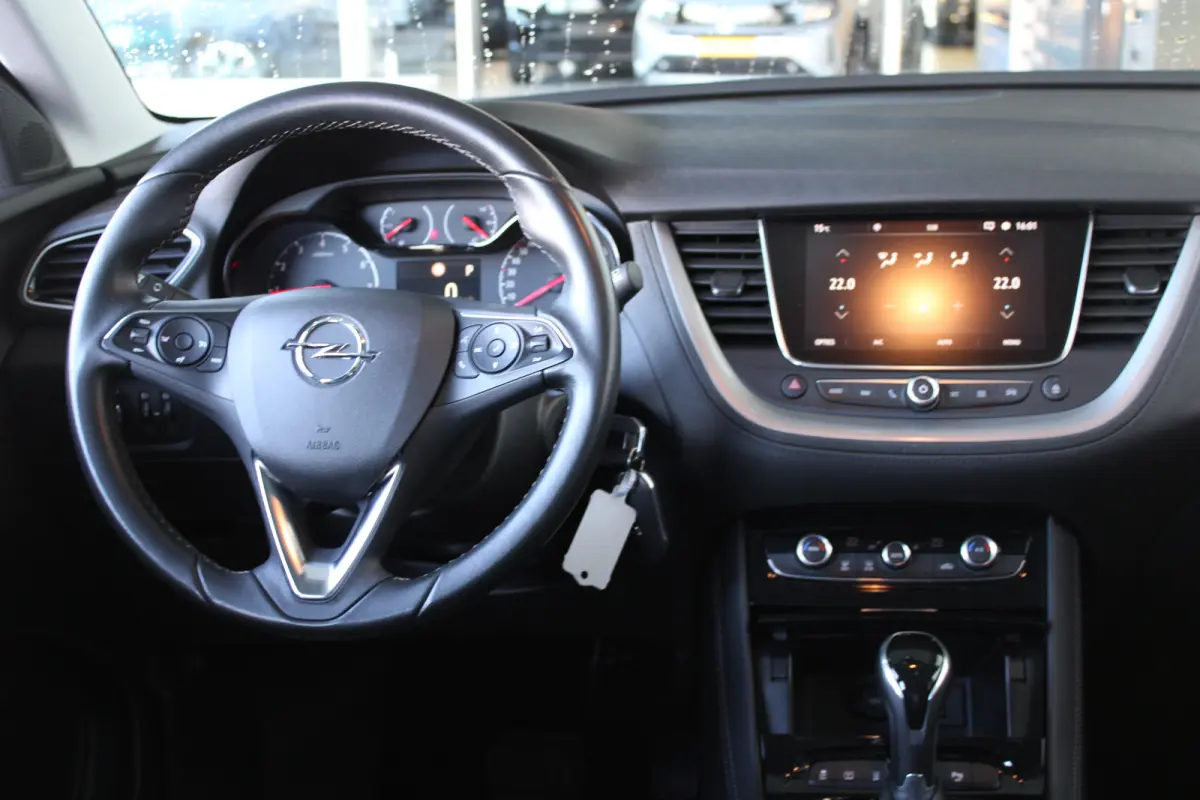 1.2 Turbo 120 Jaar Edition | Panoramadak | Navigatiesysteem | Trekhaak | Climate control | Cruise control |