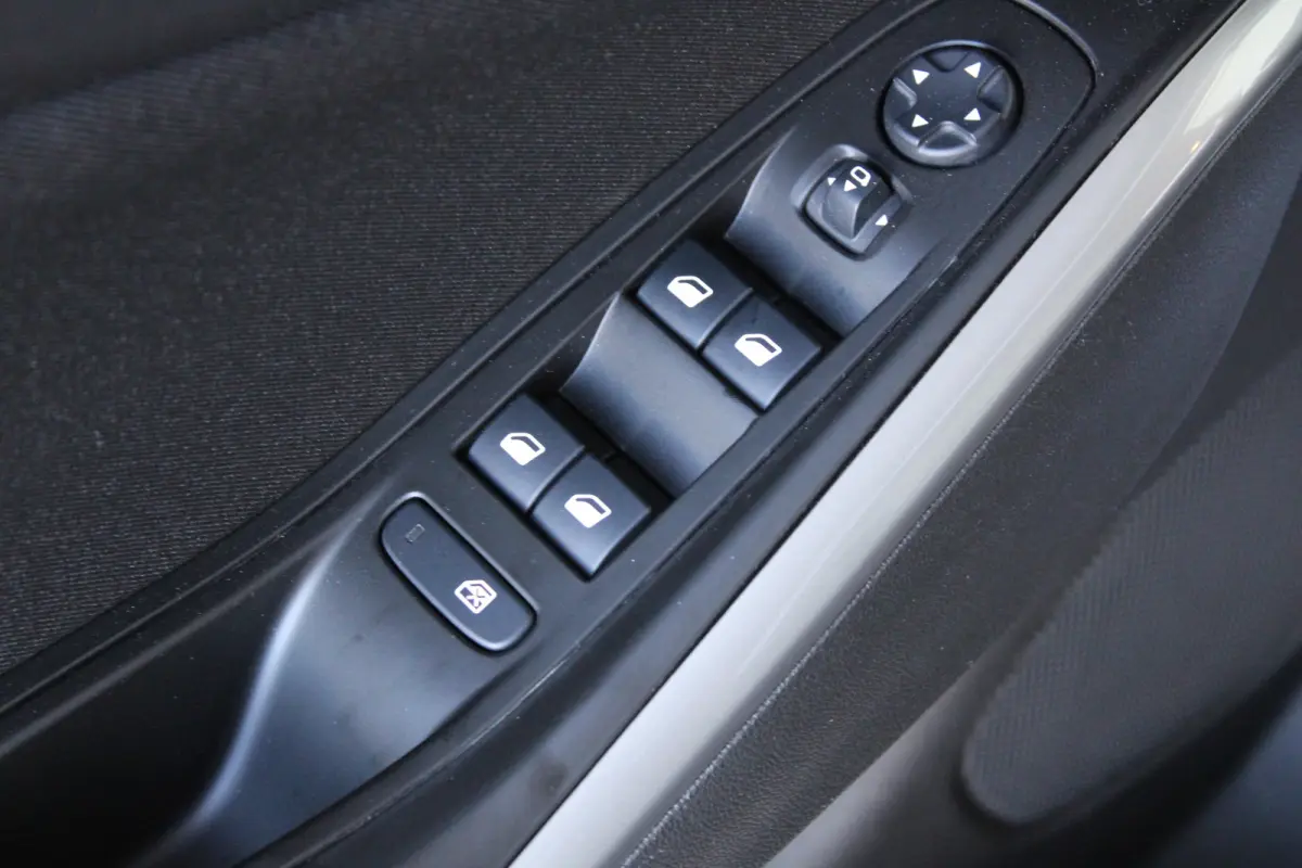 1.2 Turbo 120 Jaar Edition | Panoramadak | Navigatiesysteem | Trekhaak | Climate control | Cruise control |
