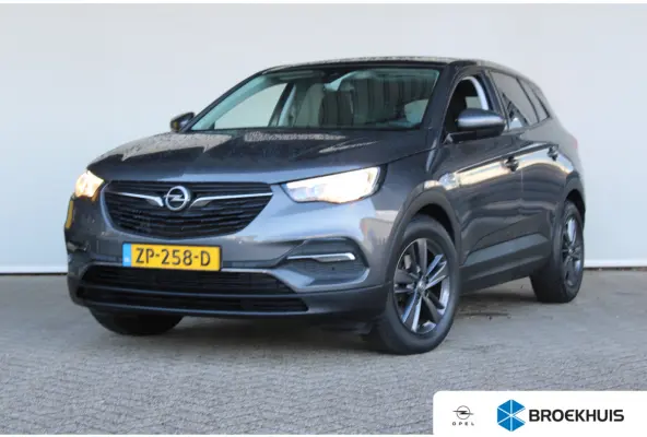 1.2 Turbo 120 Jaar Edition | Panoramadak | Navigatiesysteem | Trekhaak | Climate control | Cruise control |