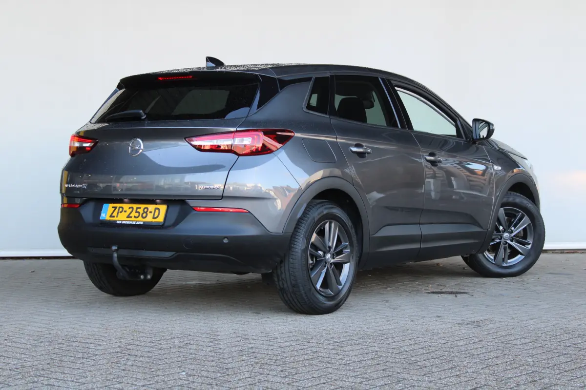 1.2 Turbo 120 Jaar Edition | Panoramadak | Navigatiesysteem | Trekhaak | Climate control | Cruise control |