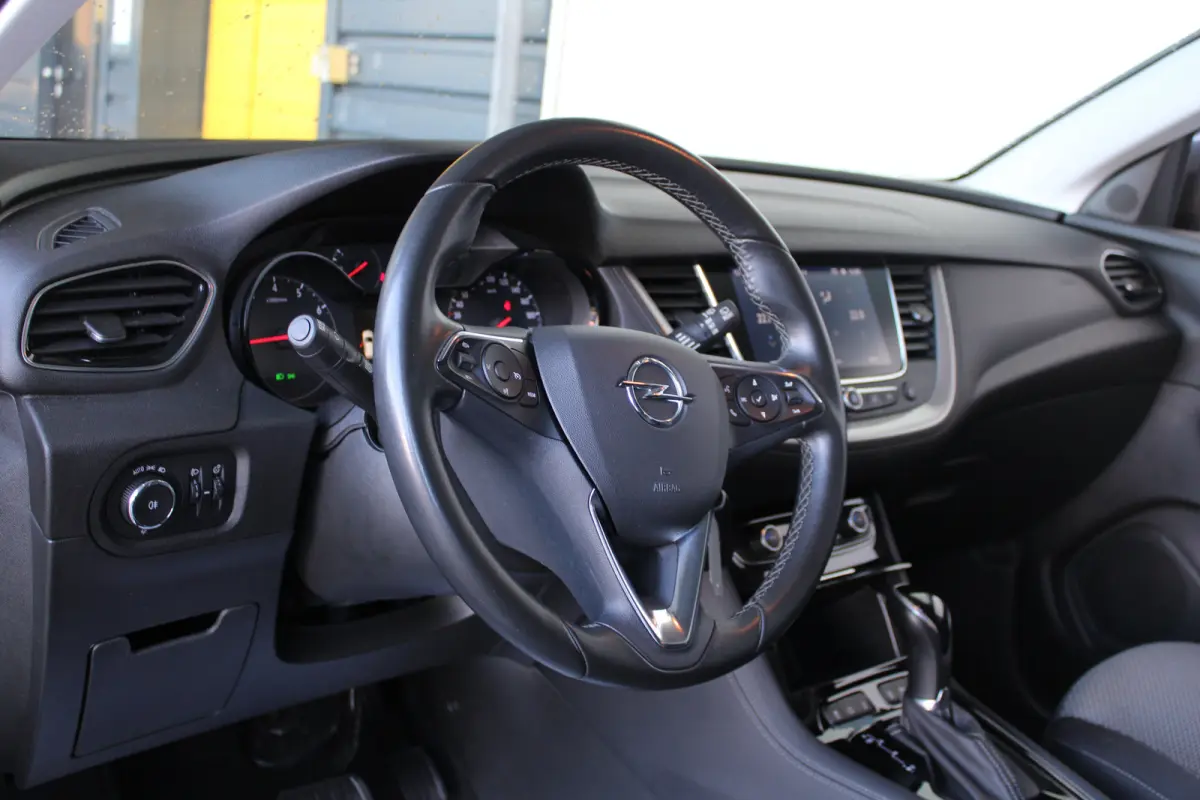 1.2 Turbo 120 Jaar Edition | Panoramadak | Navigatiesysteem | Trekhaak | Climate control | Cruise control |