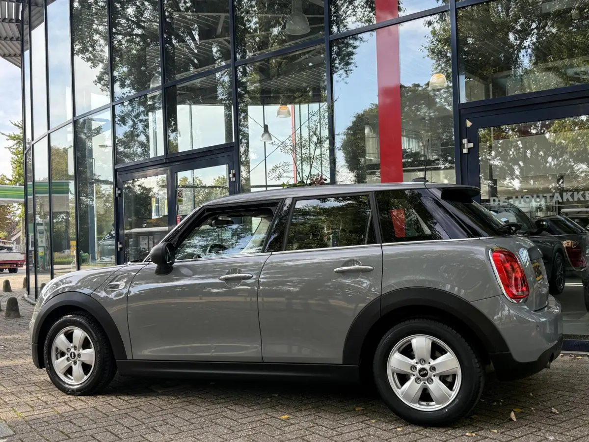 1.5 One First | Navigatie | Airconditioning | Licht metalen velgen | Cruise Control | Parkeersensoren