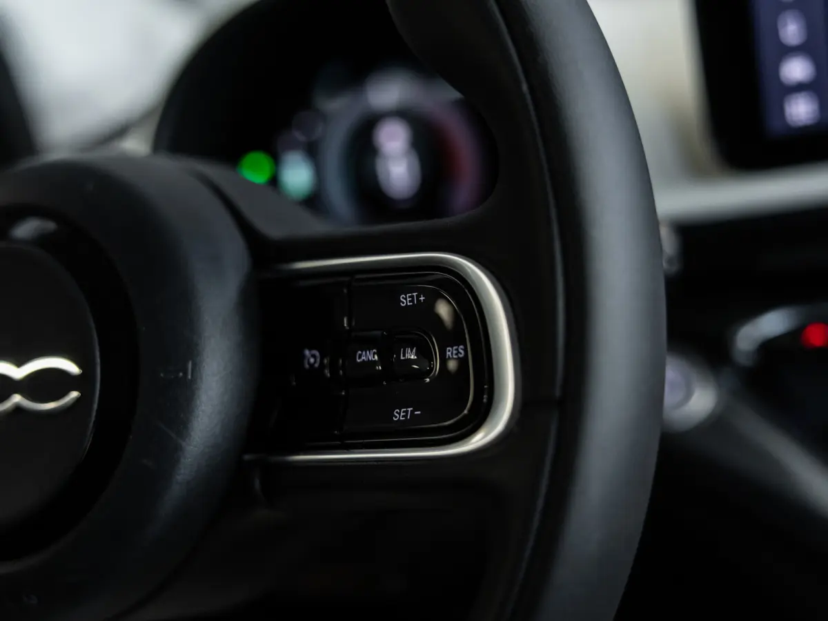 La Prima 42 kWh l SoH 93% l AUT. l 360° CAM. l Stoel verw.l CARPLAY l Keyless l BTW auto l 1ste. eig. l ALS NIEUW