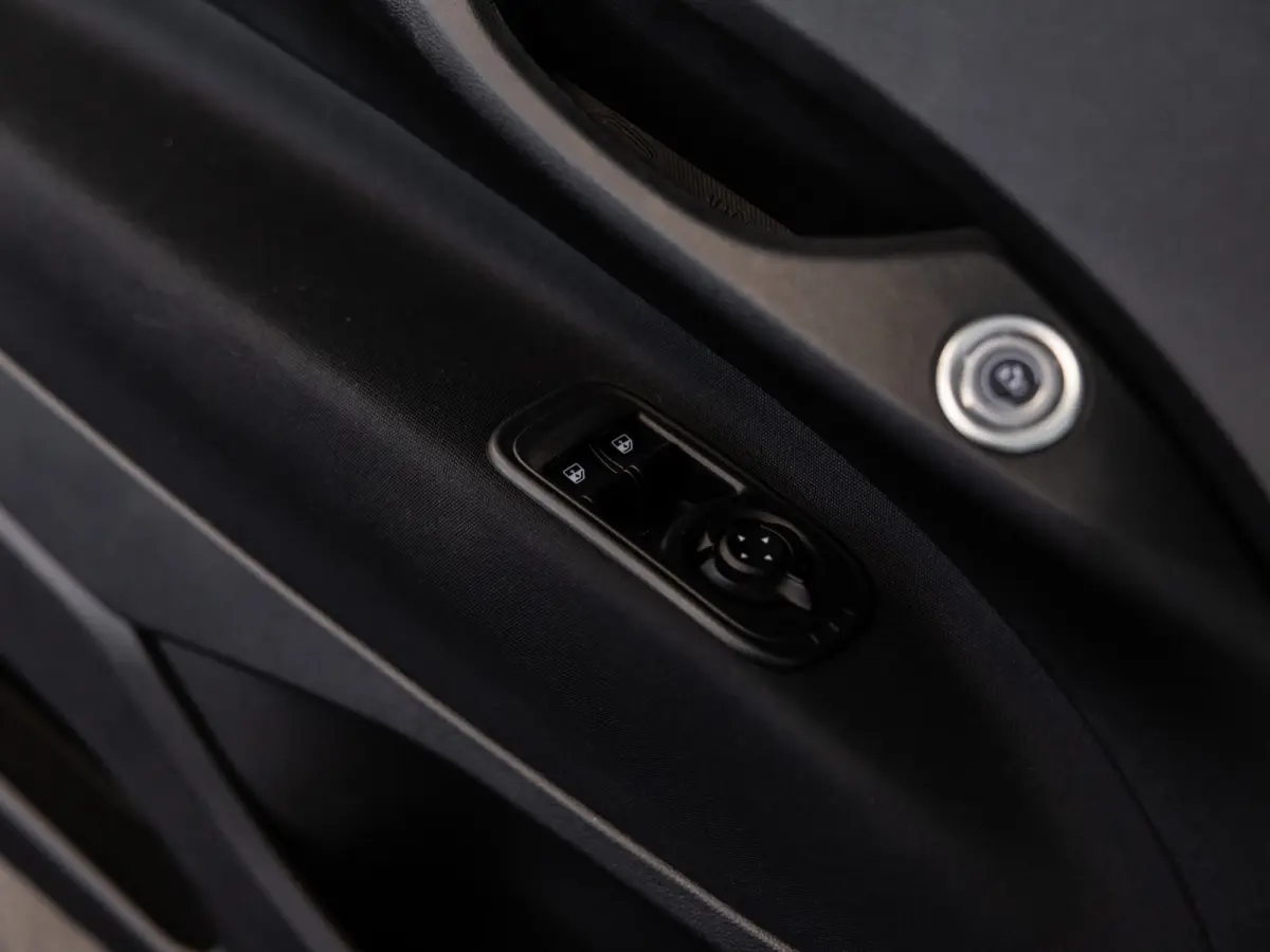La Prima 42 kWh l SoH 93% l AUT. l 360° CAM. l Stoel verw.l CARPLAY l Keyless l BTW auto l 1ste. eig. l ALS NIEUW