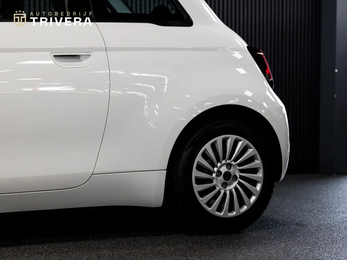 La Prima 42 kWh l SoH 93% l AUT. l 360° CAM. l Stoel verw.l CARPLAY l Keyless l BTW auto l 1ste. eig. l ALS NIEUW