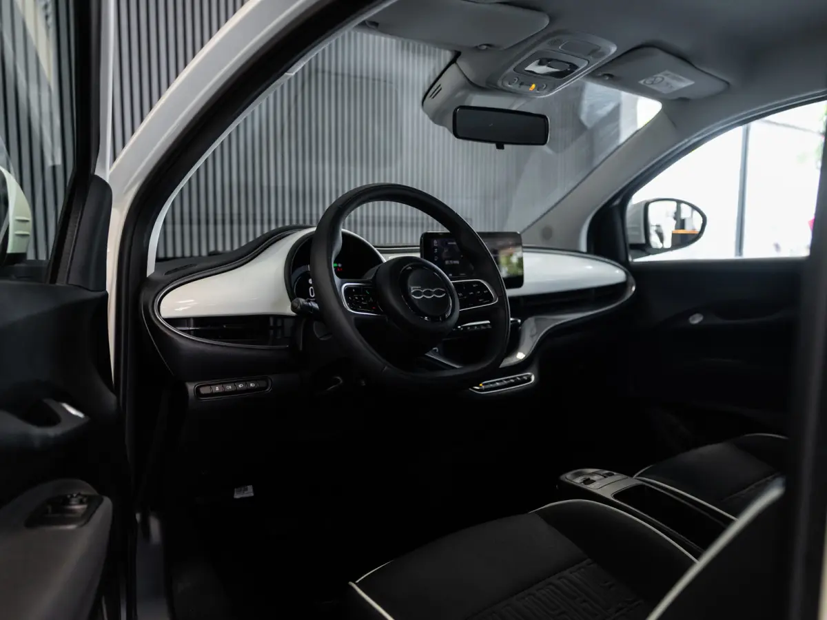 La Prima 42 kWh l SoH 93% l AUT. l 360° CAM. l Stoel verw.l CARPLAY l Keyless l BTW auto l 1ste. eig. l ALS NIEUW
