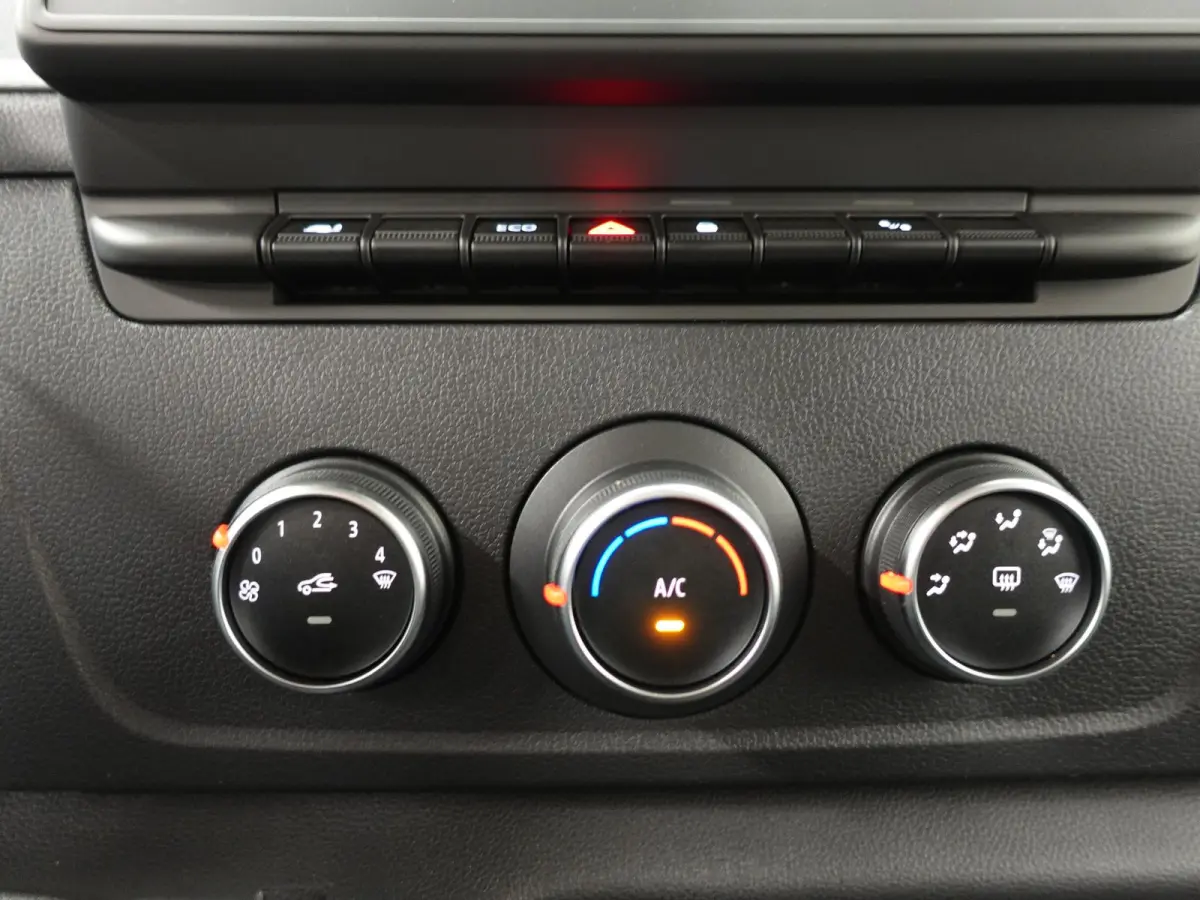 T33 2.3 dCi 135PK L2H2 Airco Cruise control Parkeersensoren Navigatie Trekhaak