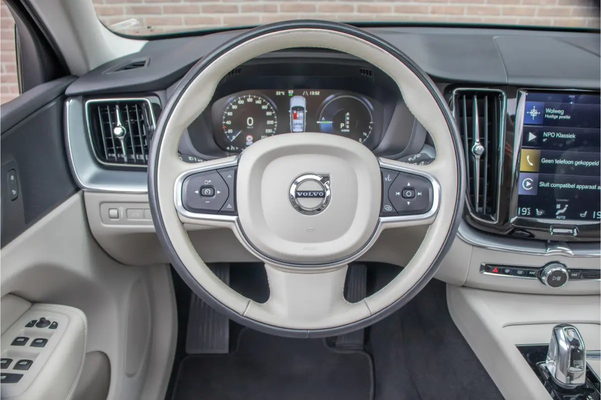 T8 Twin Engine AWD Momentum, Leder, Carplay, Trekhaak, Stoelverwarming, Camera, Panoramadak, Full LED.