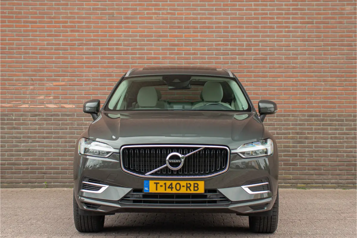 T8 Twin Engine AWD Momentum, Leder, Carplay, Trekhaak, Stoelverwarming, Camera, Panoramadak, Full LED.
