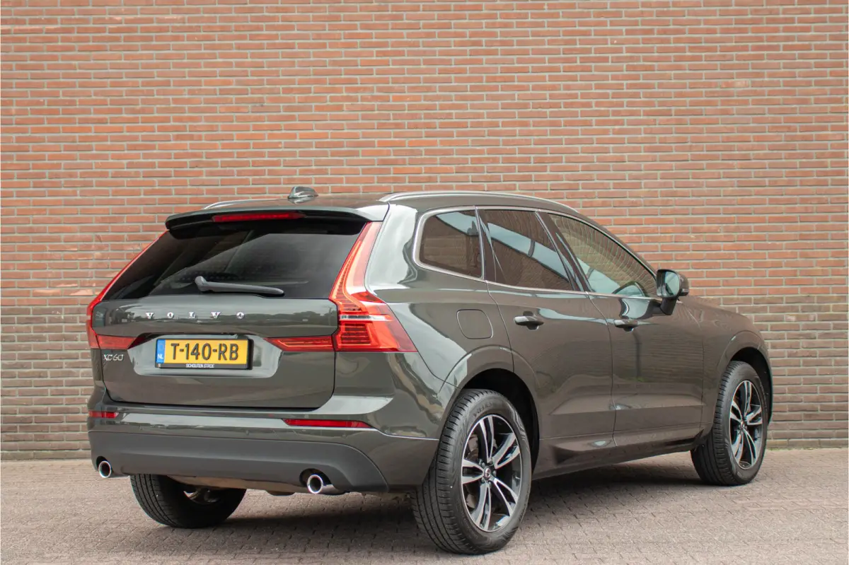 T8 Twin Engine AWD Momentum, Leder, Carplay, Trekhaak, Stoelverwarming, Camera, Panoramadak, Full LED.