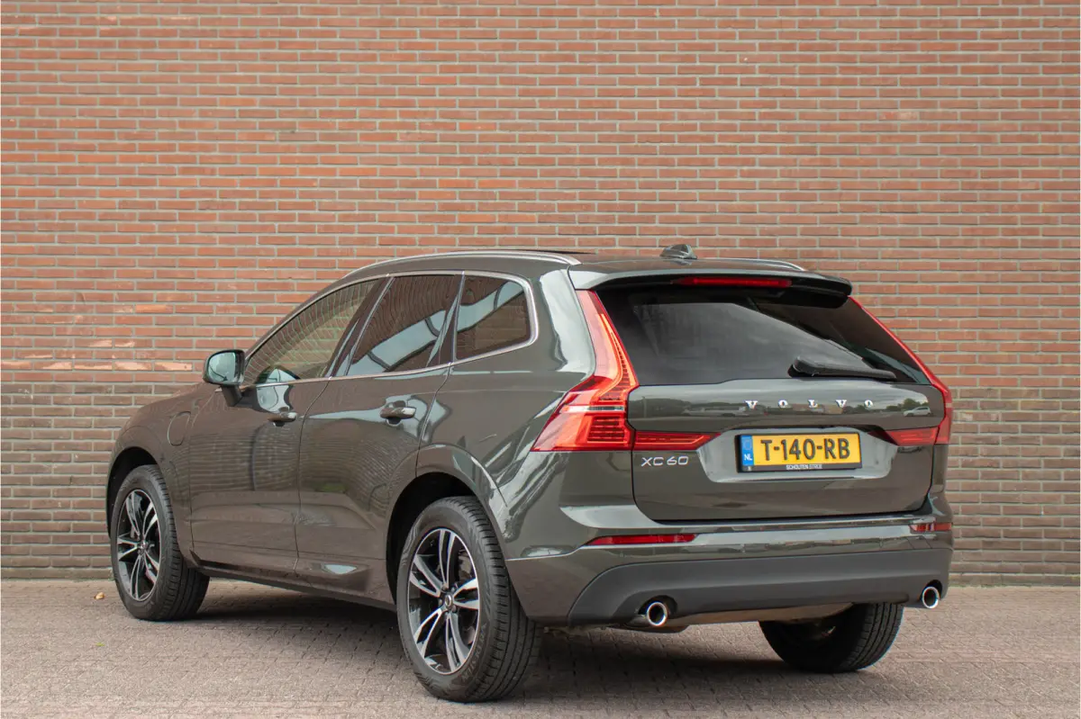 T8 Twin Engine AWD Momentum, Leder, Carplay, Trekhaak, Stoelverwarming, Camera, Panoramadak, Full LED.