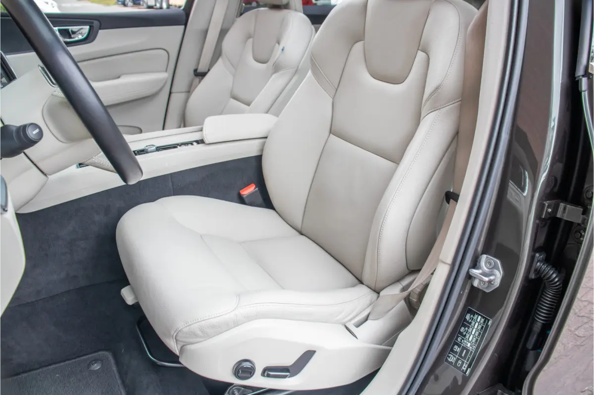 T8 Twin Engine AWD Momentum, Leder, Carplay, Trekhaak, Stoelverwarming, Camera, Panoramadak, Full LED.