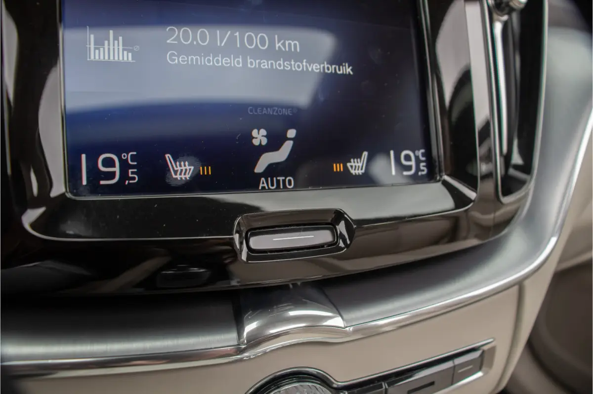 T8 Twin Engine AWD Momentum, Leder, Carplay, Trekhaak, Stoelverwarming, Camera, Panoramadak, Full LED.