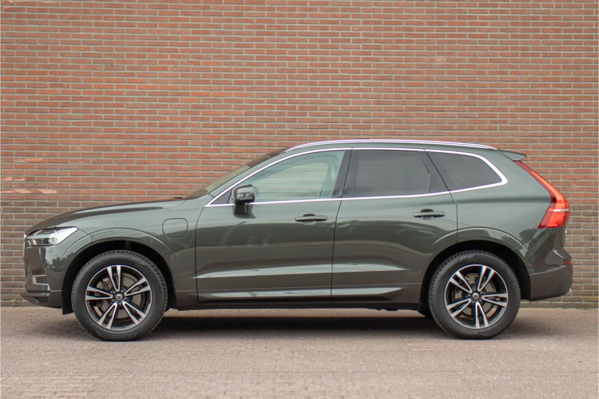 T8 Twin Engine AWD Momentum, Leder, Carplay, Trekhaak, Stoelverwarming, Camera, Panoramadak, Full LED.