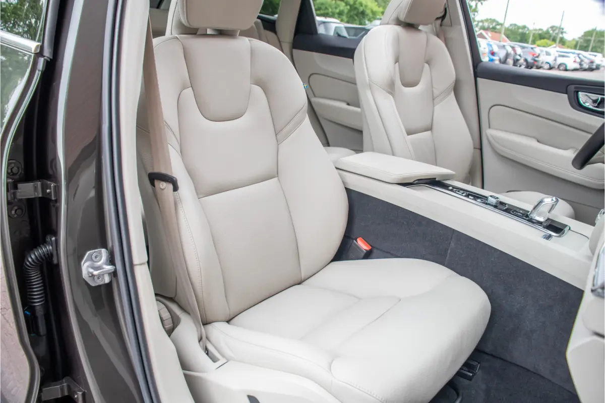 T8 Twin Engine AWD Momentum, Leder, Carplay, Trekhaak, Stoelverwarming, Camera, Panoramadak, Full LED.