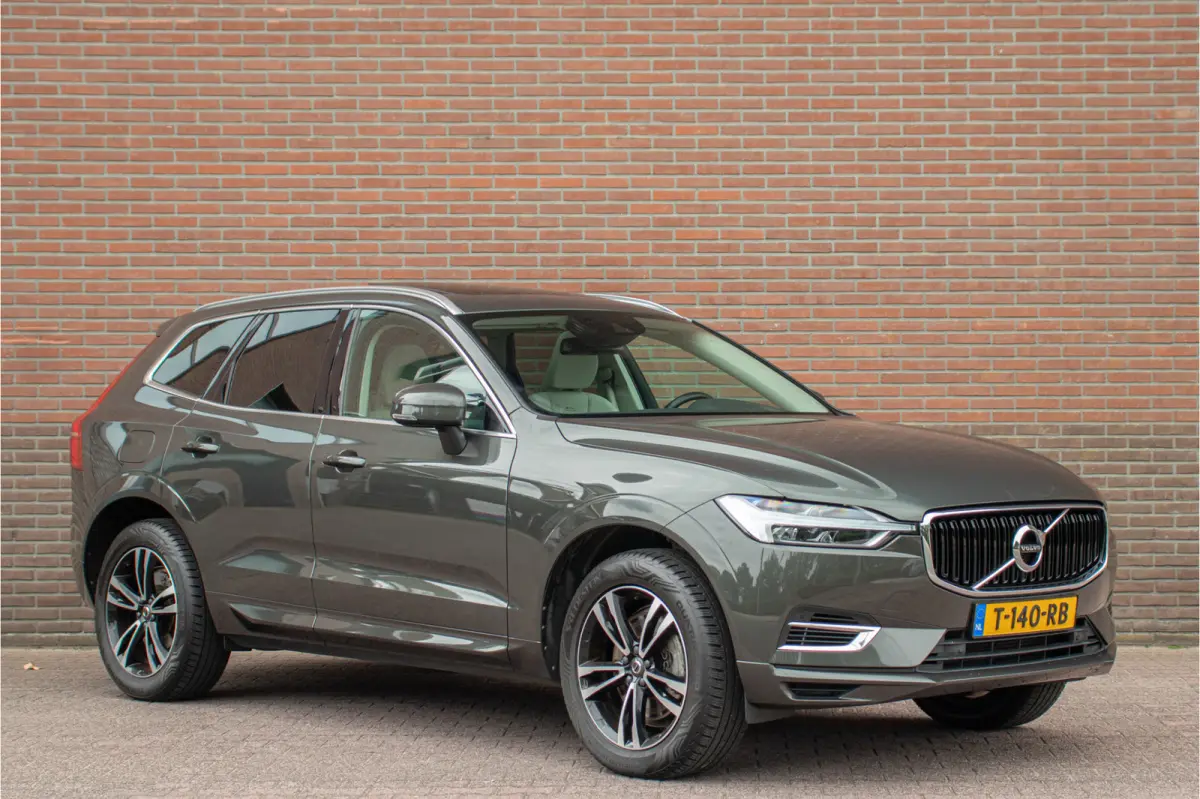 T8 Twin Engine AWD Momentum, Leder, Carplay, Trekhaak, Stoelverwarming, Camera, Panoramadak, Full LED.