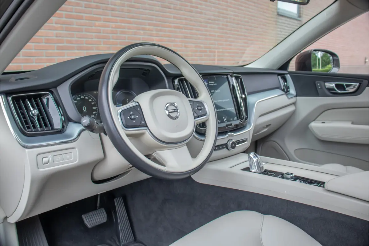 T8 Twin Engine AWD Momentum, Leder, Carplay, Trekhaak, Stoelverwarming, Camera, Panoramadak, Full LED.