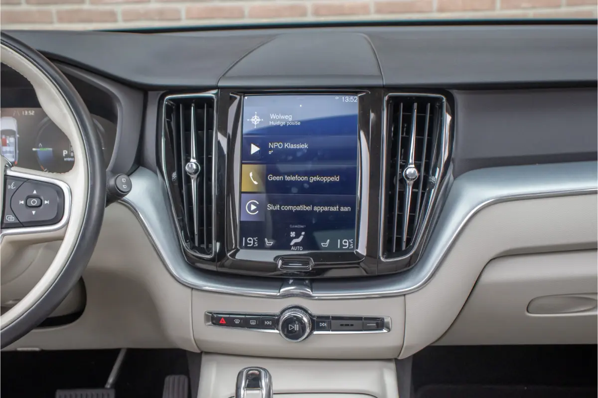 T8 Twin Engine AWD Momentum, Leder, Carplay, Trekhaak, Stoelverwarming, Camera, Panoramadak, Full LED.