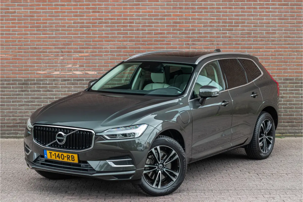 T8 Twin Engine AWD Momentum, Leder, Carplay, Trekhaak, Stoelverwarming, Camera, Panoramadak, Full LED.