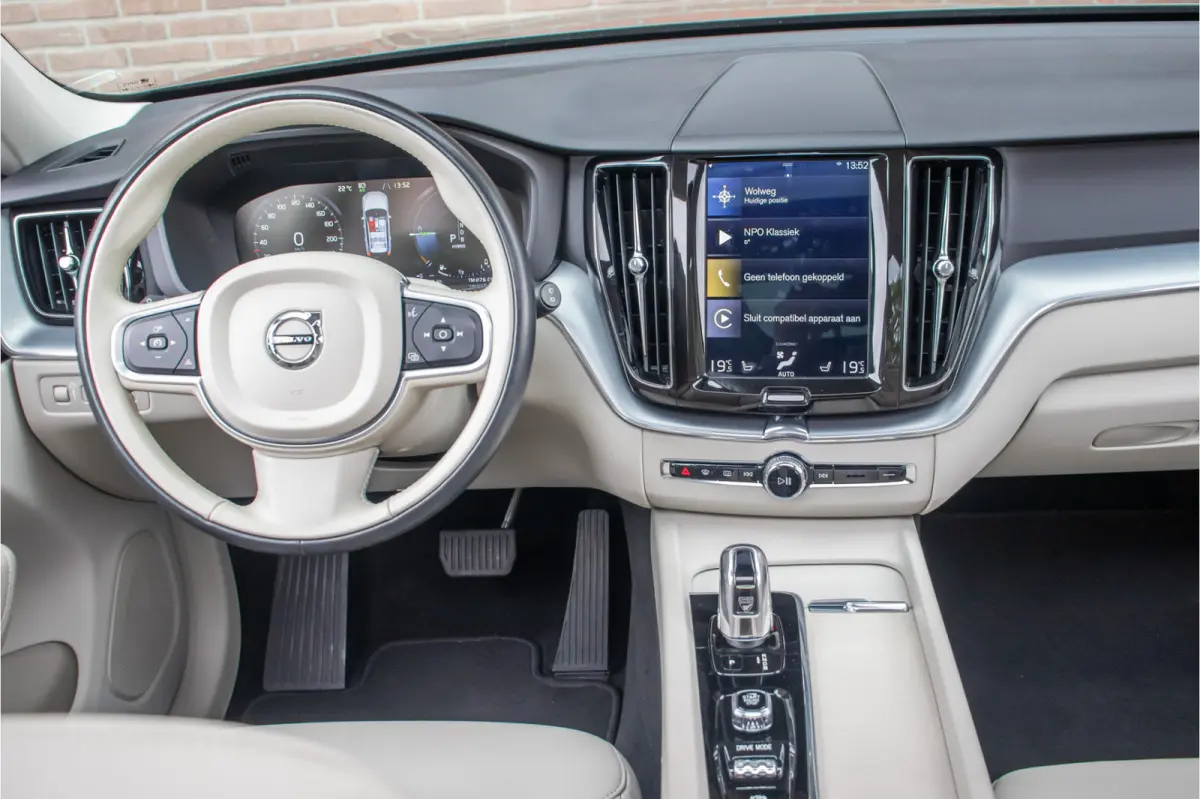 T8 Twin Engine AWD Momentum, Leder, Carplay, Trekhaak, Stoelverwarming, Camera, Panoramadak, Full LED.