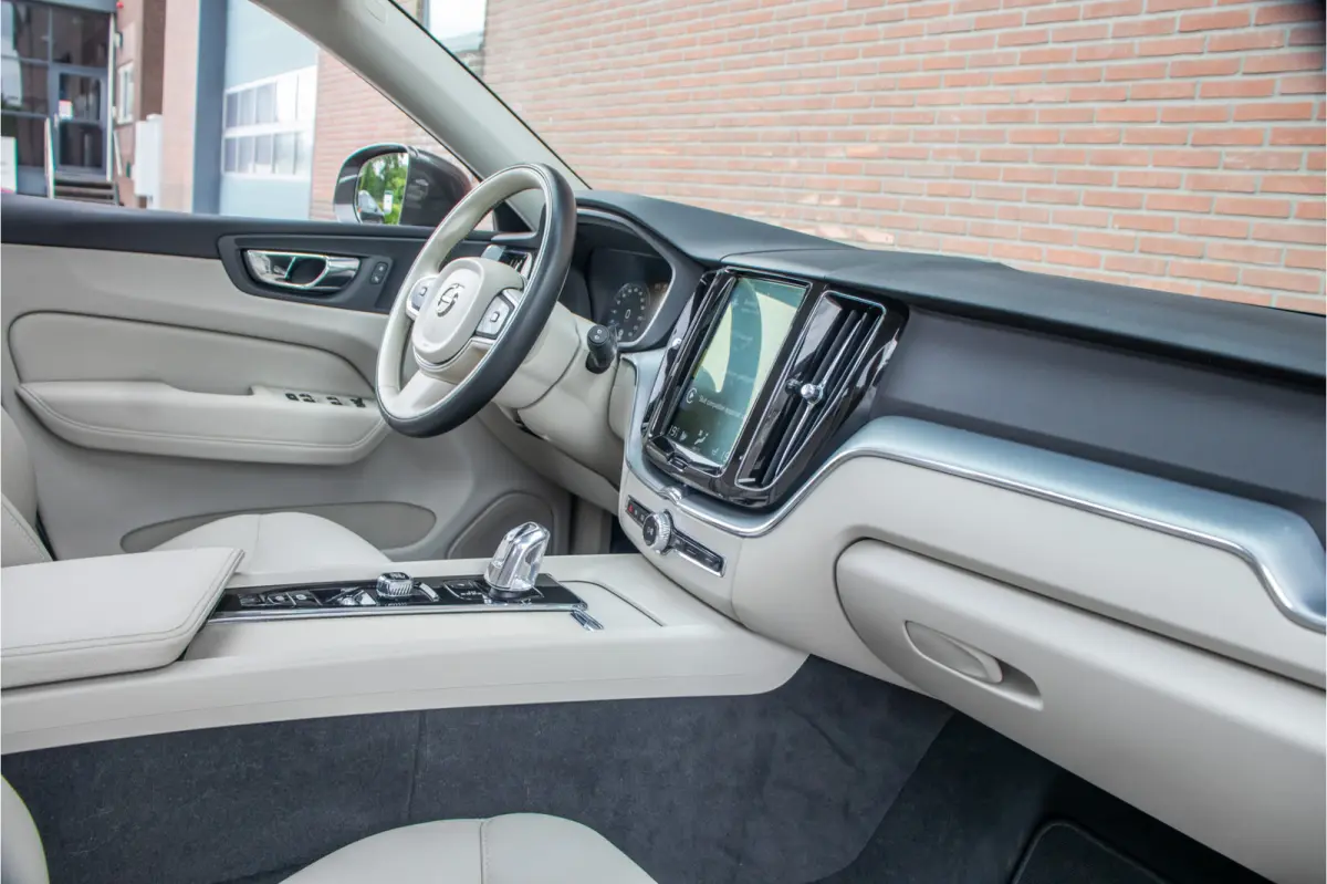 T8 Twin Engine AWD Momentum, Leder, Carplay, Trekhaak, Stoelverwarming, Camera, Panoramadak, Full LED.