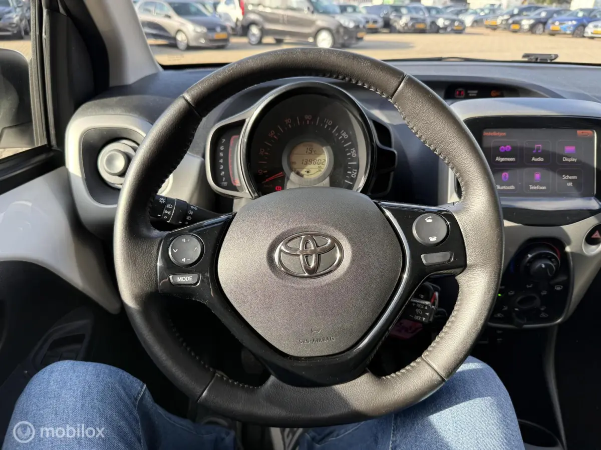 1.0 VVT-i x-play AIRCO | BLUETOOTH | TOPSTAAT |